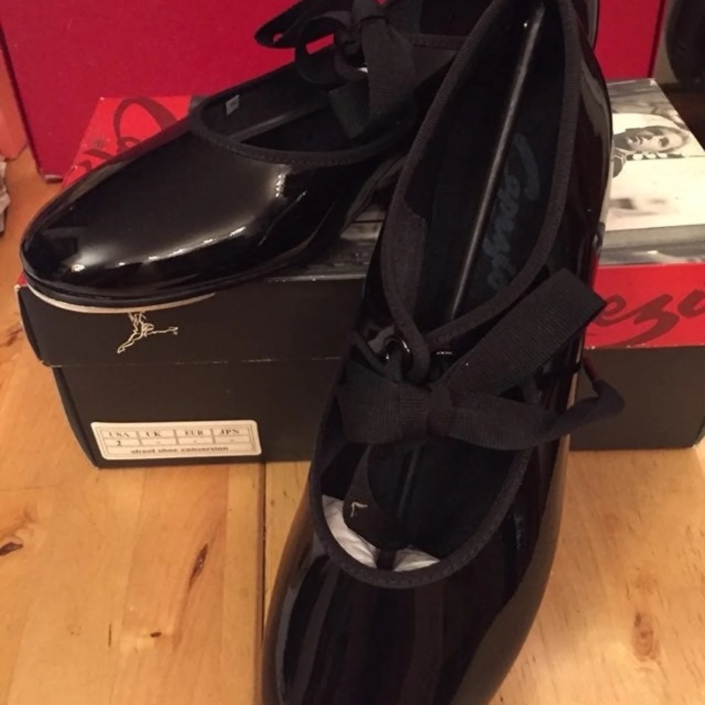 COPY - NEW Capezio tap shoes model Recital, size 2 N